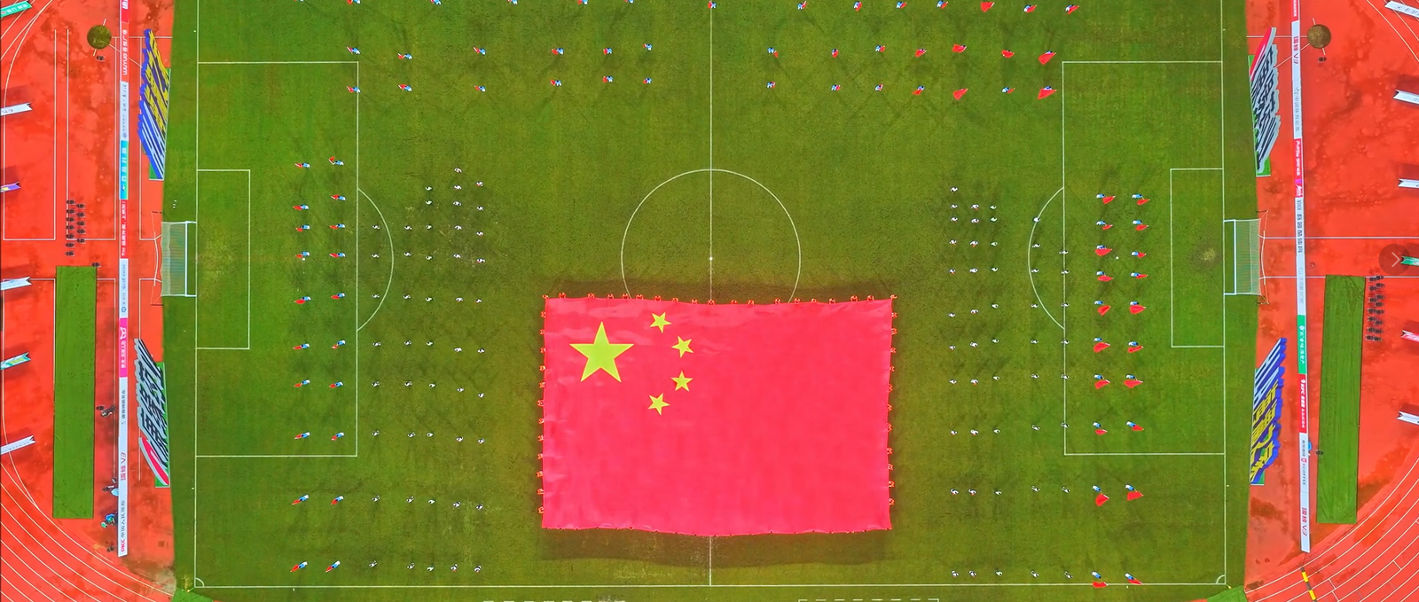 淮师学子助力“苏超” 红色基因燃动绿茵场